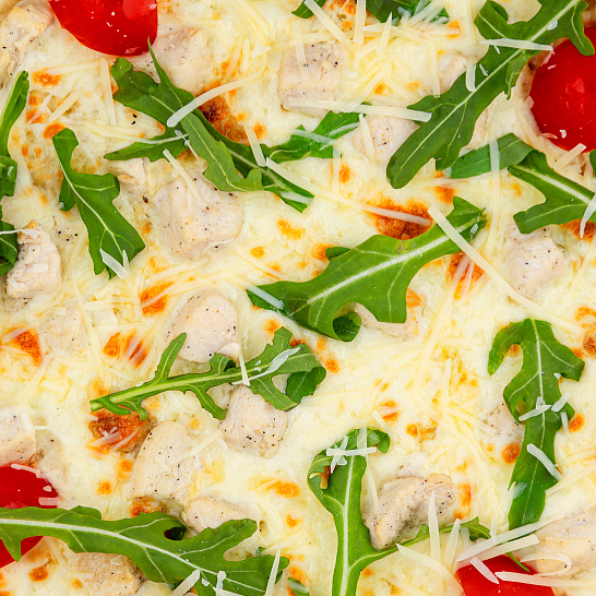 Пицца на тонком тесте «Цезарь» с курицей~640 гр.